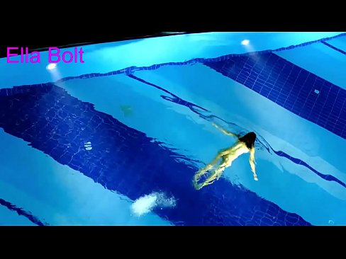 ❤️ Je ne peux pas m'arrêter de regarder, jeune blonde prise en train de nager nue dans la piscine de la station ELLA BOLT. ❤️ Porno anal at us ❌️
